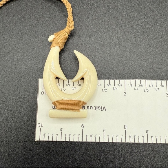 Hawaiian Māori Carved Bone Hook Pendant Hand-carved Cream and Rope Necklace - Picture 6 of 9